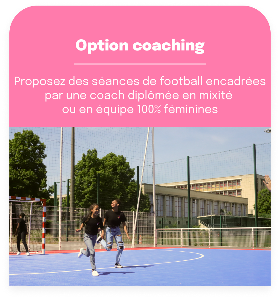 Texte : Option coaching, proposez des séances de football encadrées par une coach diplômée, en mixité ou en équipe 100 féminines
Photo de joueuses courant sur un terrain de football